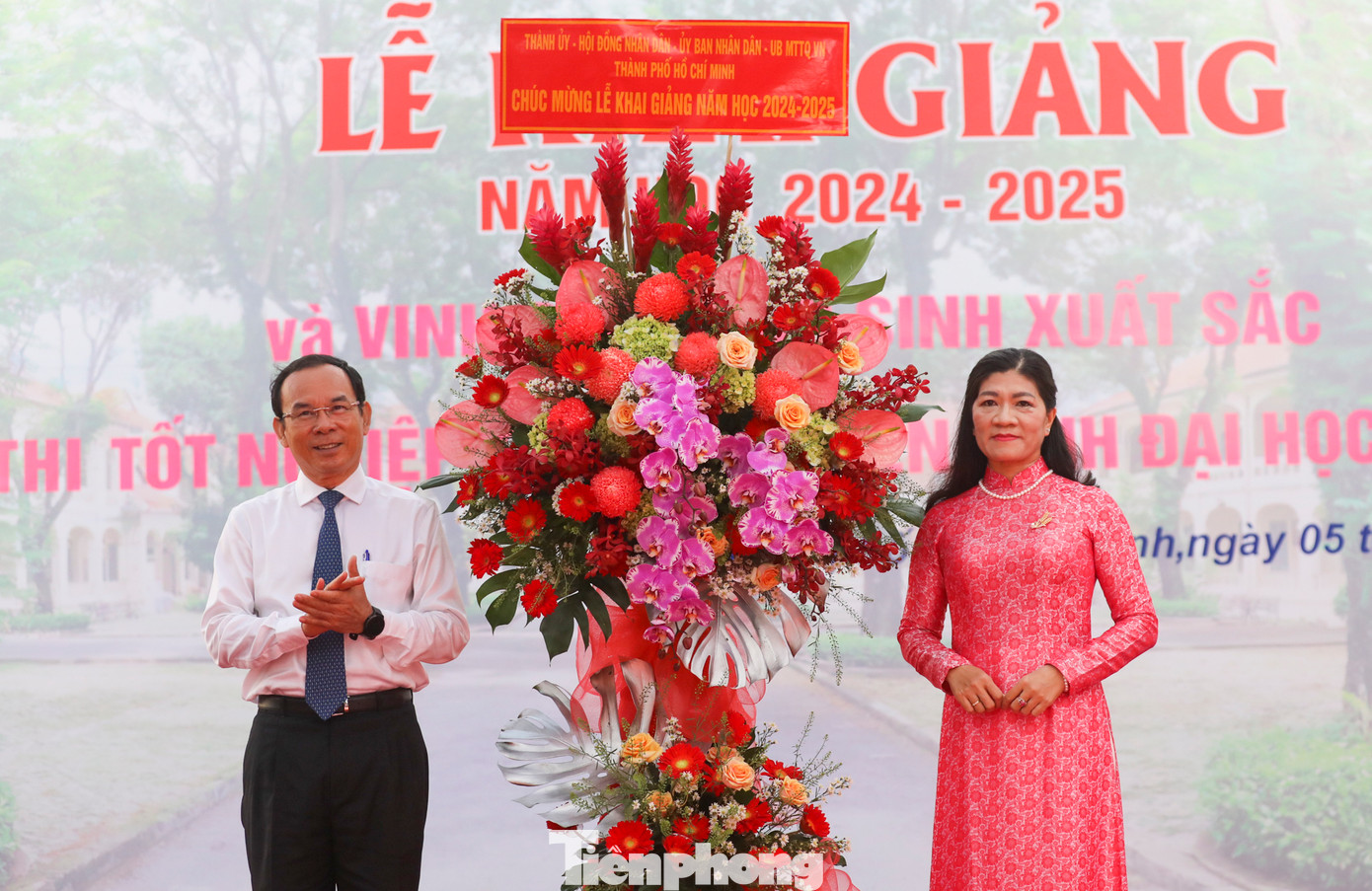 Sáng 5/9, ông Nguyễn Văn Nên - Bí thư Thành ủy TP.HCM đã đến dự lễ khai giảng và trao thưởng cho những học sinh xuất sắc trong kỳ thi tốt nghiệp THPT và tuyển sinh đại học 2024 ở Trường THPT chuyên Lê Hồng Phong.