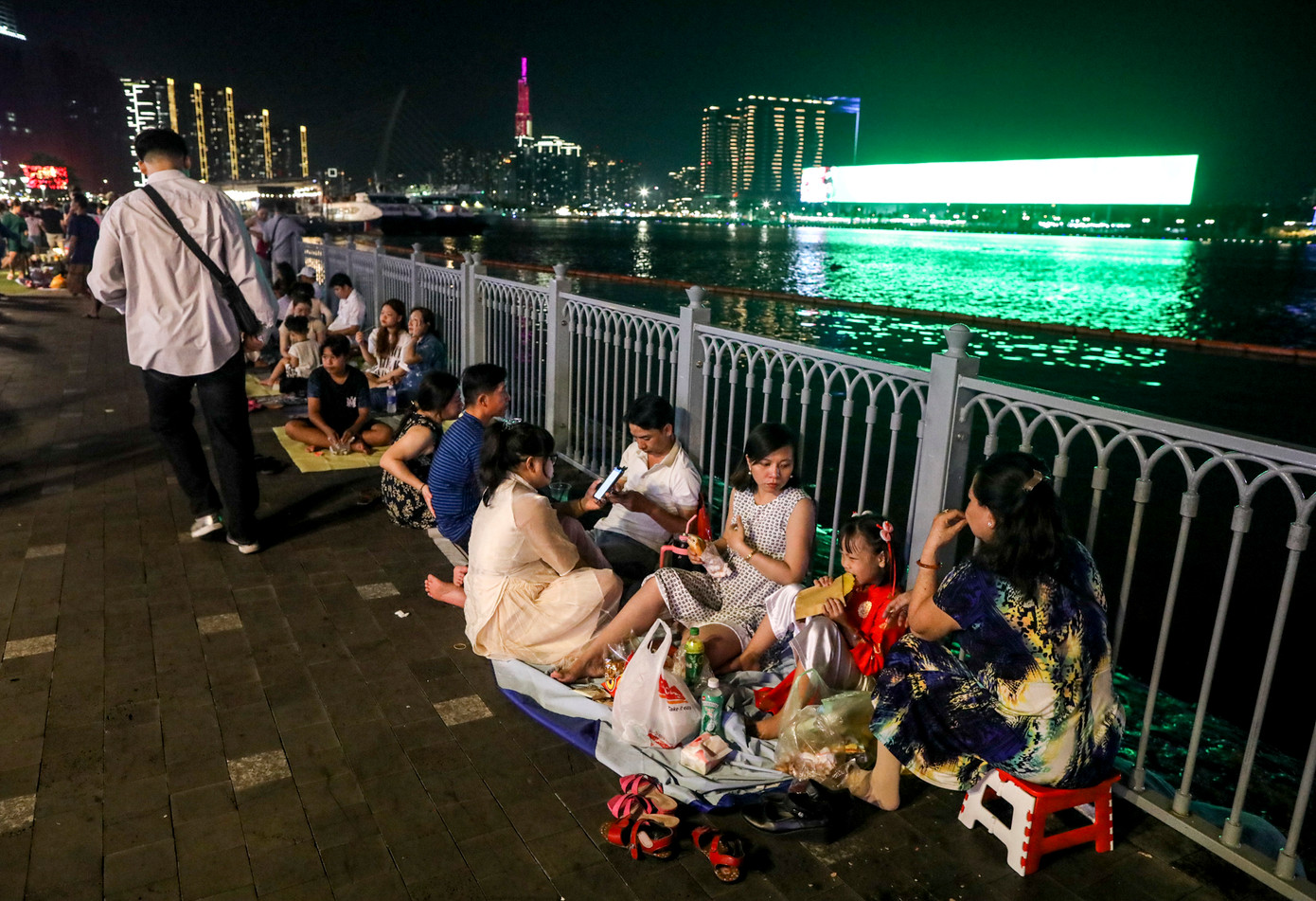 Do đây là vị trí xem pháo hoa (từ đường hầm sông Sài Gòn) đẹp nhất nên một số người đã đến sớm, chờ đợi hơn 4 giờ để chờ xem pháo hoa lúc giao thừa. Do đây là vị trí xem pháo hoa (từ đường hầm sông Sài Gòn) đẹp nhất nên một số người đã đến sớm, chờ đợi hơn 4 giờ để chờ xem pháo hoa lúc giao thừa.