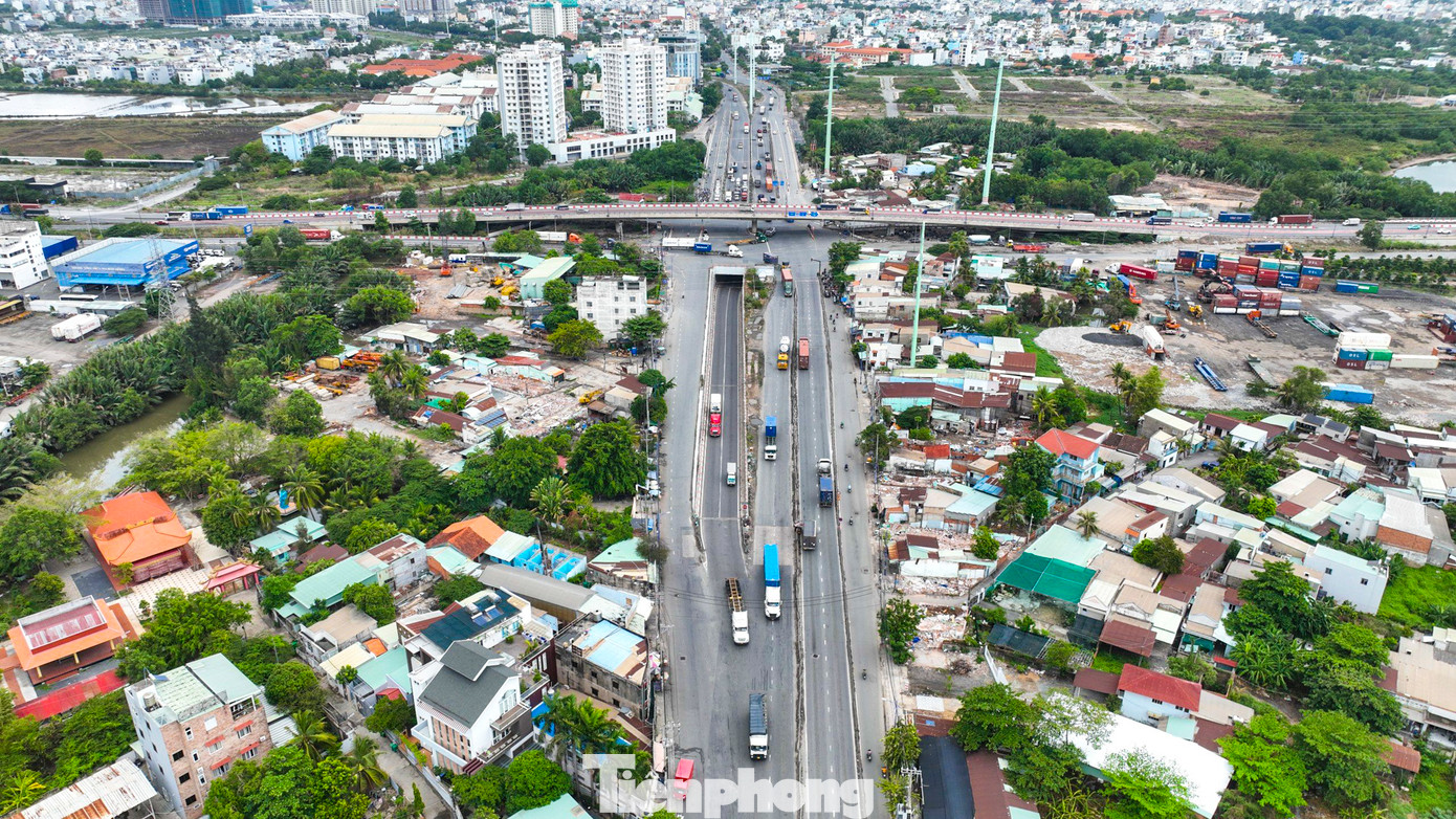 Đường Nguyễn Thị Định (đoạn từ nút giao Mỹ Thủy đến Phà Cát Lái) dài khoảng 2km, rộng từ 4-6 làn xe. Mỗi ngày có hơn 20.000 lượt ôtô ra vào cảng Cát Lái, đa phần là xe container nên thường xuyên xảy ra ùn tắc.