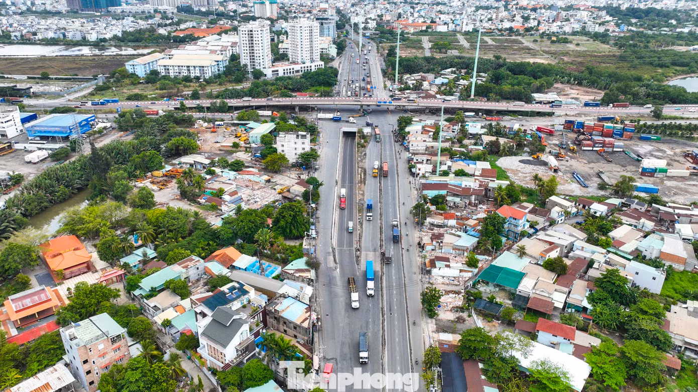 Đường Nguyễn Thị Định (đoạn từ nút giao Mỹ Thủy đến Phà Cát Lái) dài khoảng 2km, rộng từ 4-6 làn xe. Mỗi ngày có hơn 20.000 lượt ôtô ra vào cảng Cát Lái, đa phần là xe container nên thường xuyên xảy ra ùn tắc.