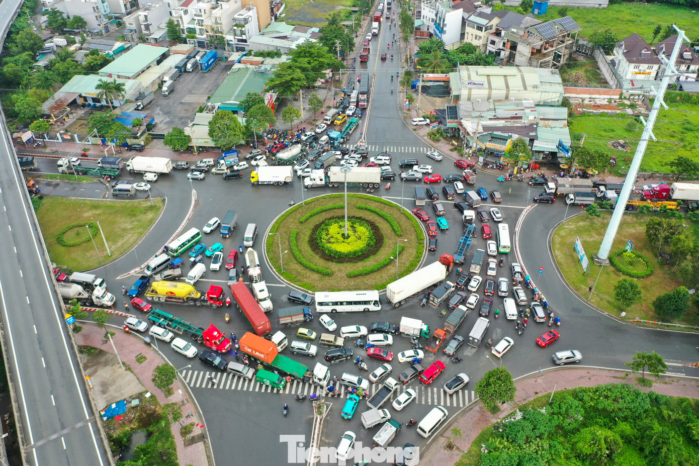 Khu vực nút giao Mỹ Thuỷ (phường Thạnh Mỹ Lợi) cũng ùn tắc kéo dài khi xe từ nhiều ngả đường vẫn đang dồn về hướng cảng và phà Cát Lái.