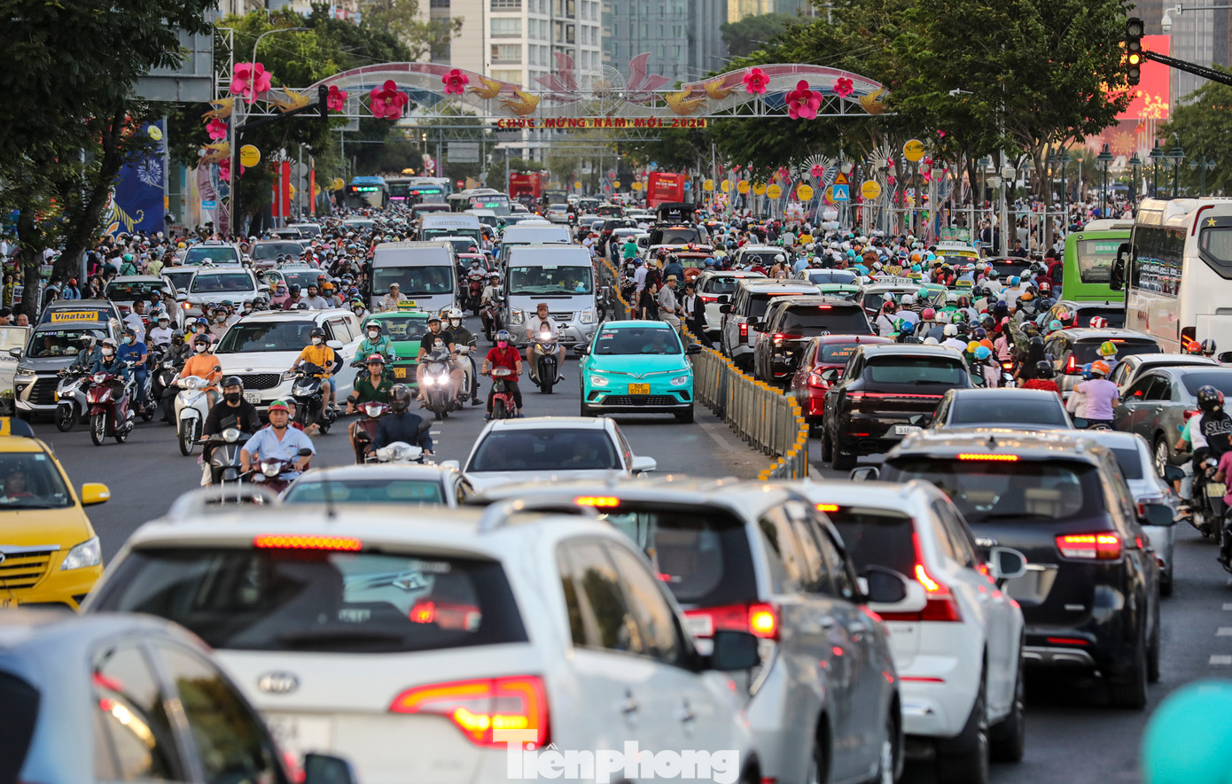 Trên đường Tôn Đức Thắng, trong khoảng 10 phút, dòng phương tiện dường như không thể xê dịch.