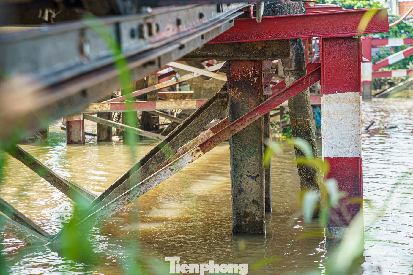 &quot;Ngày nào cũng chạy qua cây cầu sắt này rất sợ. Bề mặt trơn, cầu rung ầm ầm. Tôi phải chờ cho mấy xe tải chạy qua trước rồi mới dám đi&quot; - chị Tâm (ngụ xã Nhơn Đức, huyện Nhà Bè) nói.