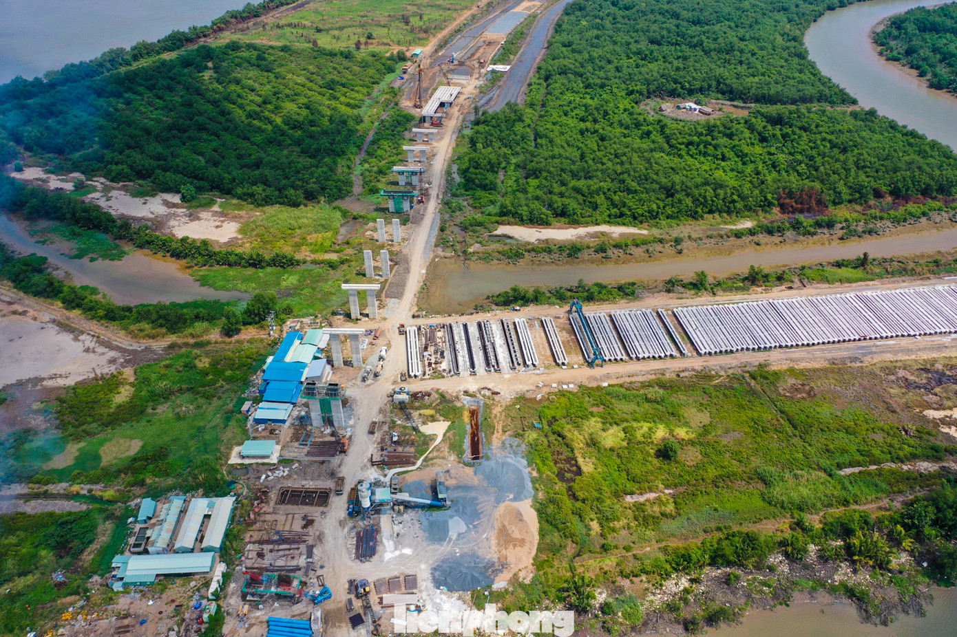 Riêng phía Đồng Nai, địa phương tạm bàn giao khoảng 89% diện tích, mặt bằng cơ bản thông suốt toàn tuyến. Riêng phía Đồng Nai, địa phương tạm bàn giao khoảng 89% diện tích, mặt bằng cơ bản thông suốt toàn tuyến.