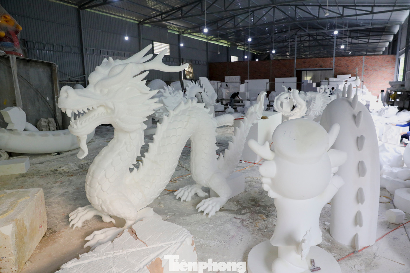 Đến thời điểm này, linh vật lớn nhất mà xưởng giao cho khách là mẫu rồng có cổng cao 3,5 m và phần thân dài hơn 40m, có giá hơn 100 triệu đồng