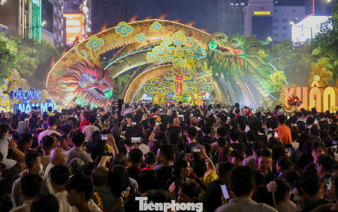 Đường hoa Nguyễn Huệ tết Giáp Thìn 2024 có chủ đề &quot;Xuân yêu thương, tết sum vầy&quot; chinh phục khách thưởng ngoạn với: đại cảnh ấn tượng và tiểu cảnh đa dạng.