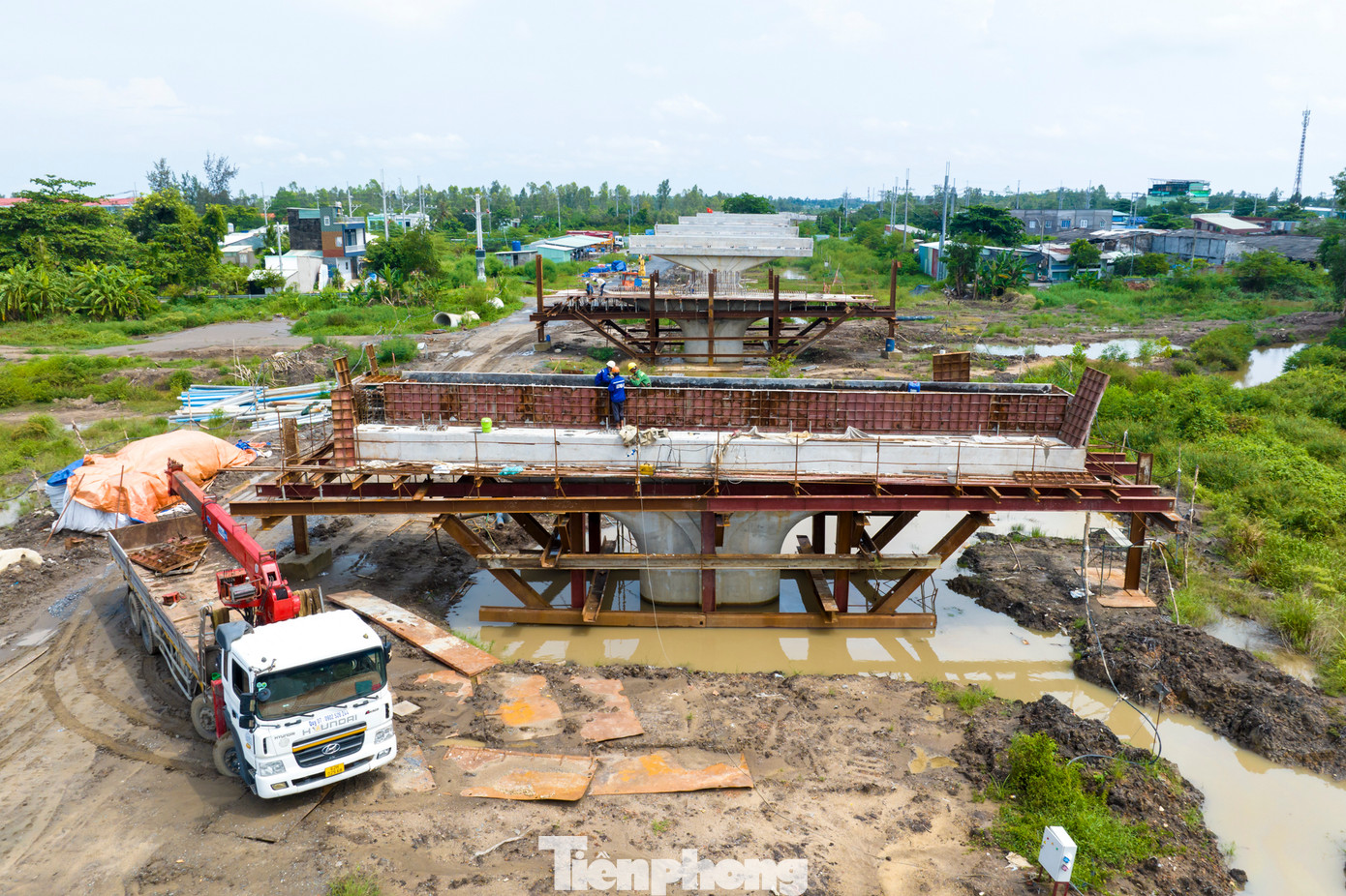 Đại diện nhà thầu cho biết, toàn gói cần khoảng 1,4 triệu m3 cát đắp nền cho đường chính và các tuyến phụ, đường gom, đường tránh...