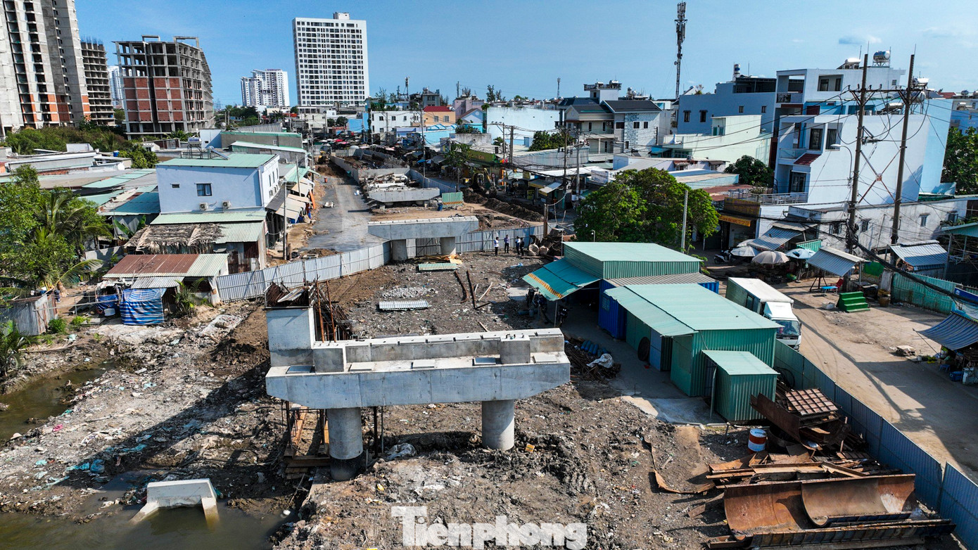 Tại công trình xây dựng cầu Rạch Đỉa, các đơn vị thi công đã hoàn thành 10/10 móng mố trụ, đang thi công tiếp 2 trụ cầu T3, T4. Phần đường dẫn làm xong nền đường, sàn giảm tải, chuyển sang làm móng đường, tường chắn.
