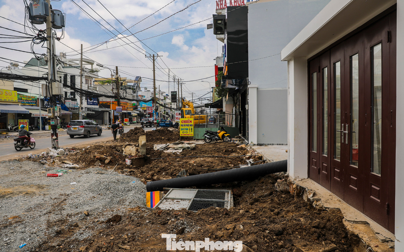 Sau hơn một năm triển khai, dự án hiện đạt khoảng 70% khối lượng. Địa phương đã hoàn tất giao mặt bằng, nhà thầu đang thi công đồng loạt các hạng mục như: nền đường; di dời, lắp đặt hạ tầng kỹ thuật (điện, nước, viễn thông...).