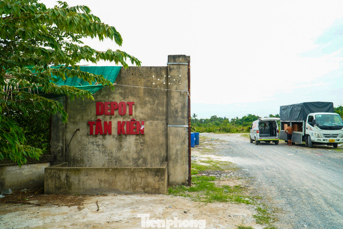 Bên ngoài, lối vào depot bị tháo cửa, nhà bảo vệ hoang phế không người trông coi.