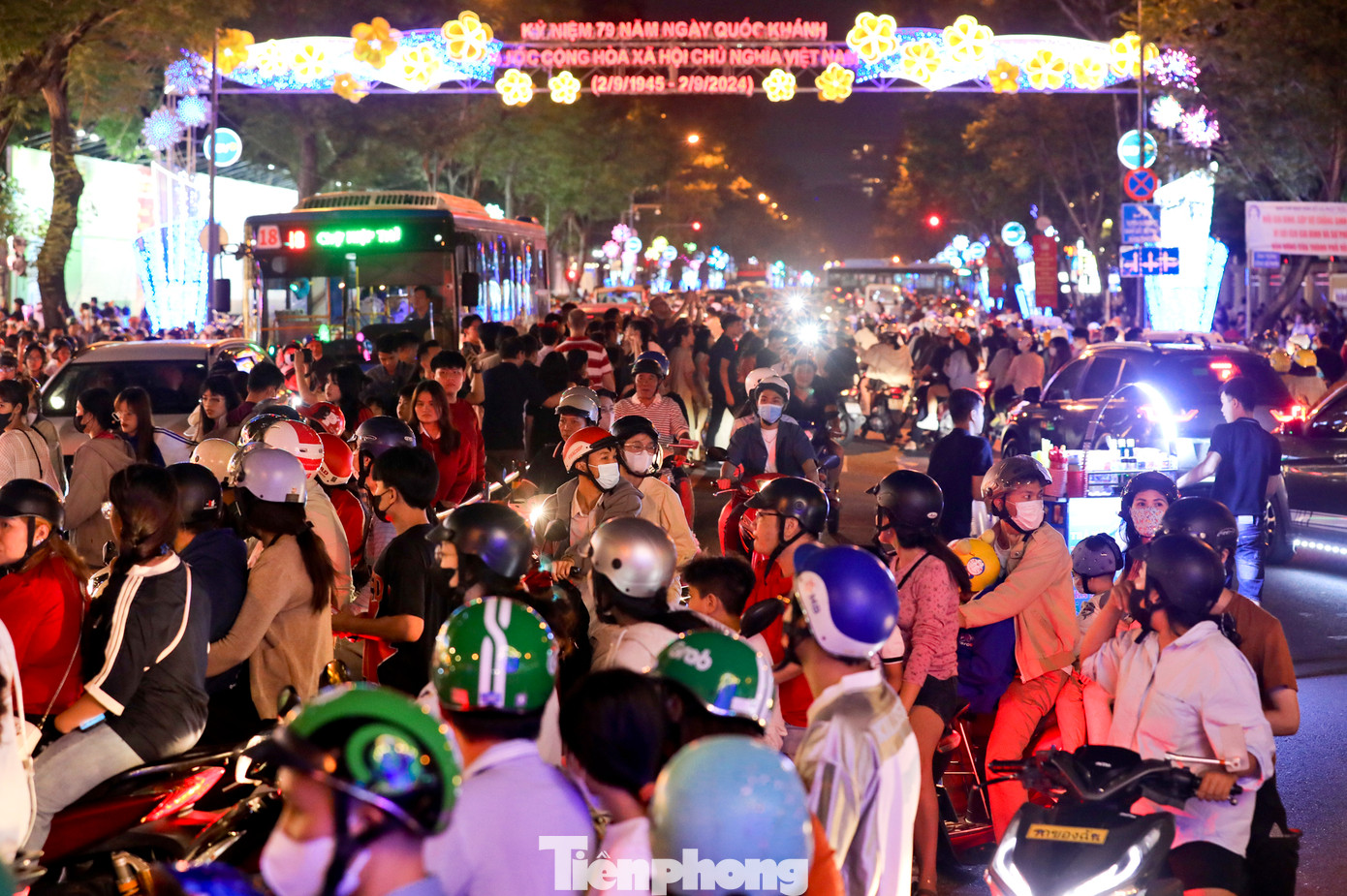 Khắp các ngả đường hướng về trung tâm TPHCM đông đúc, ùn ứ kéo dài vì người dân đi chơi Noel. Tại phố Nguyễn Huệ, nhà thờ Đức Bà, Diamond Plaza (quận 1) đông nghịt người.