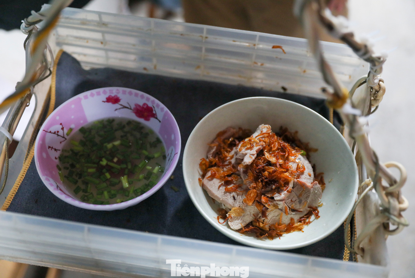 Quán có bán hủ tiếu, bánh canh và nui, nhưng món được ưa chuộng nhất tại quán là hủ tiếu khô, ăn kèm nước dùng nóng hổi.