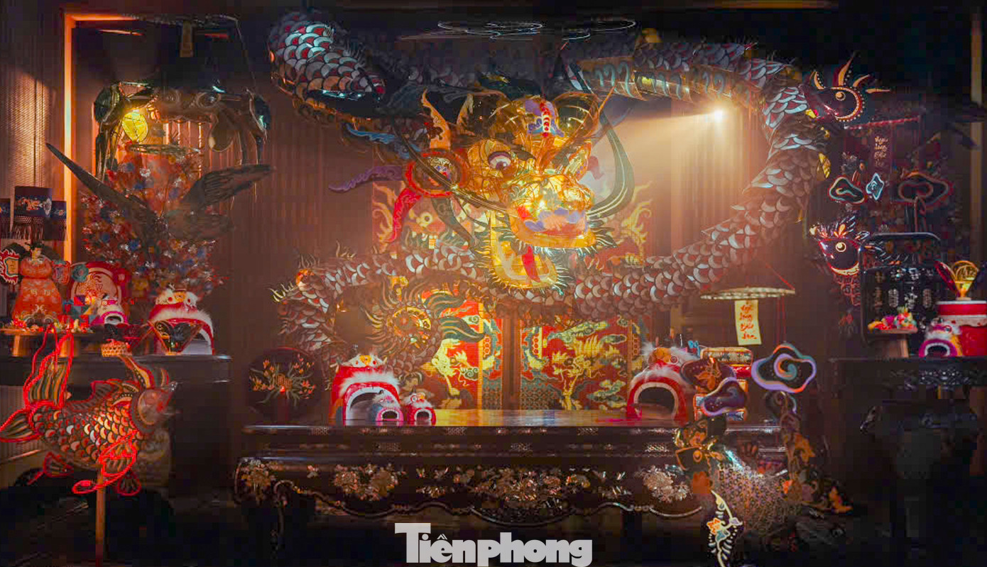 Giải thích thêm về điều này, chị Thuỷ cho hay: "So với thị trường, lồng đèn ở đây có giá cao hơn do chi phí nghiên cứu, thử nghiệm rất lớn. Chúng tôi mất gần 6 tháng để tìm kiếm vật liệu và hoàn thiện kỹ thuật. Giá trị của lồng đèn này không chỉ nằm ở công sức thực hiện mà còn ở giá trị văn hóa mà nó mang lại".