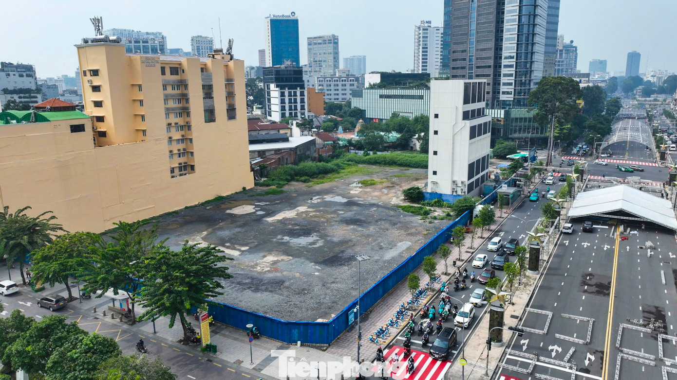 Nằm cạnh dự án tháp SJC Tower, Thương xá Tax (công trình có hơn 130 năm lịch sử) bị đập bỏ vào năm 2016 để triển khai khu phức hợp cao 40 tầng cũng chịu cảnh bỏ hoang nhiều năm nay.