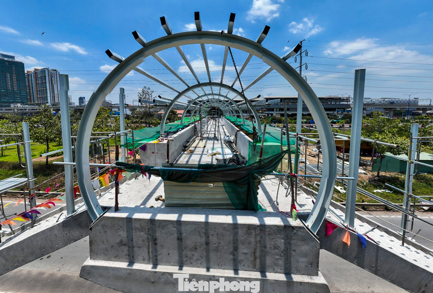 Ban Quản lý đường sắt đô thị TPHCM cho biết thêm, các cầu đi bộ được thiết kế với kết cấu dầm U độc đáo, được ghép thành từ 2 phiến dầm đơn lẻ (trọng lượng từ 46 - 75 tấn/phiến dầm), tổng chiều dài mỗi cầu từ 80-150m, chia thành các nhịp, phân đoạn nhỏ từ 30-35m.