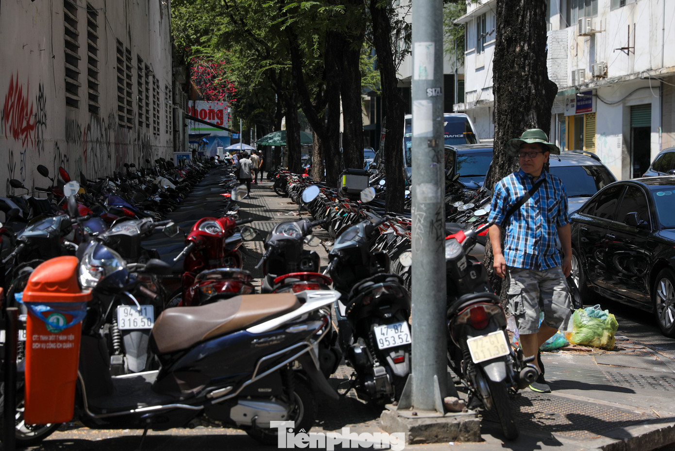 Tuyến đường thường xuyên bị chiếm dụng phục vụ các mục đích như đậu đỗ xe máy, buôn bán, kinh doanh đã gây khó khăn cho việc lưu thông của người đi bộ.