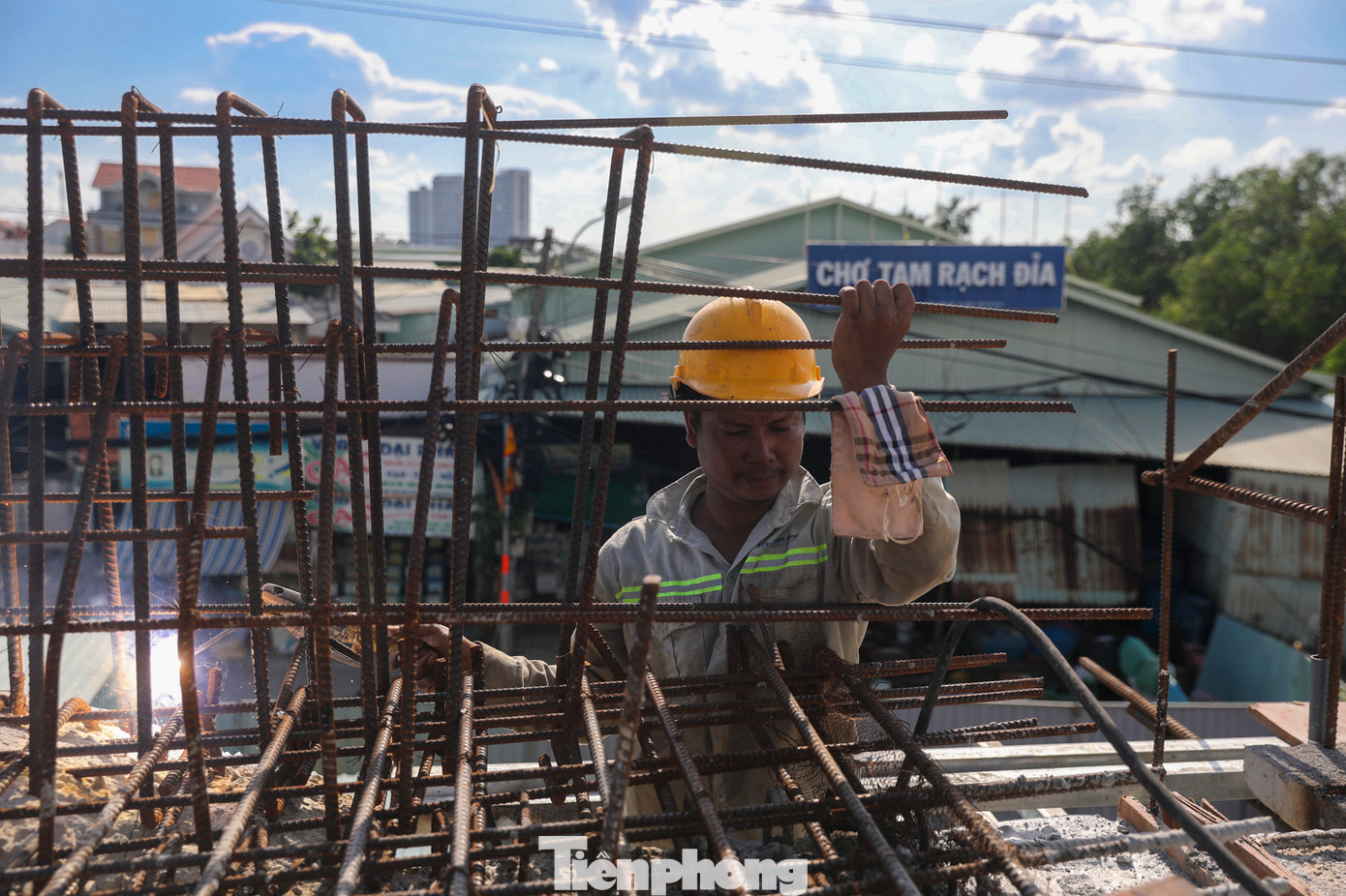 Theo Ban Quản lý Dự án đầu tư xây dựng các công trình giao thông TPHCM, trên công trường hiện có khoảng 30 công nhân được chia thành 4 mũi thi công, gồm 3 mũi trên cạn và 1 mũi dưới nước để đẩy nhanh tiến độ.