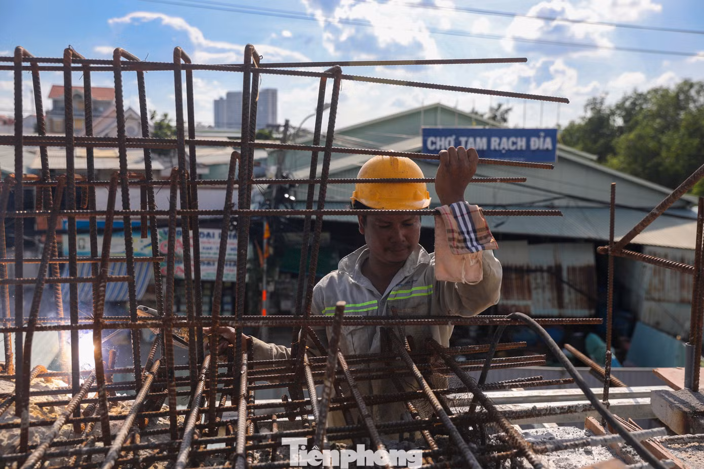 Theo Ban Quản lý Dự án đầu tư xây dựng các công trình giao thông TPHCM, trên công trường hiện có khoảng 30 công nhân được chia thành 4 mũi thi công, gồm 3 mũi trên cạn và 1 mũi dưới nước để đẩy nhanh tiến độ.