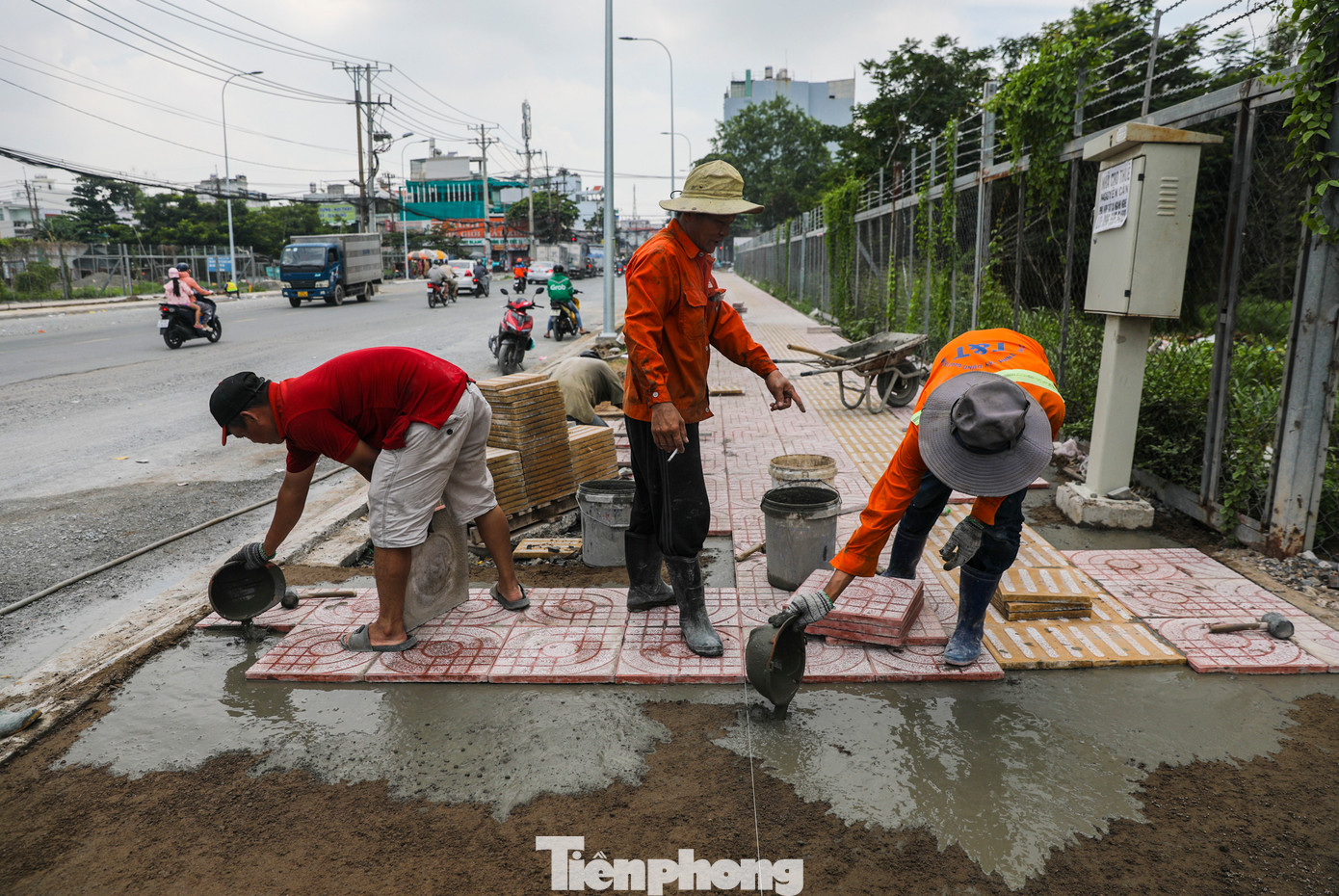 Đường Tân Kỳ - Tân Quý đoạn qua khu vực nghĩa trang Bình Hưng Hoà, nhà thầu tập kết vật liệu trên công trường để gấp rút san nền và trải nhựa.