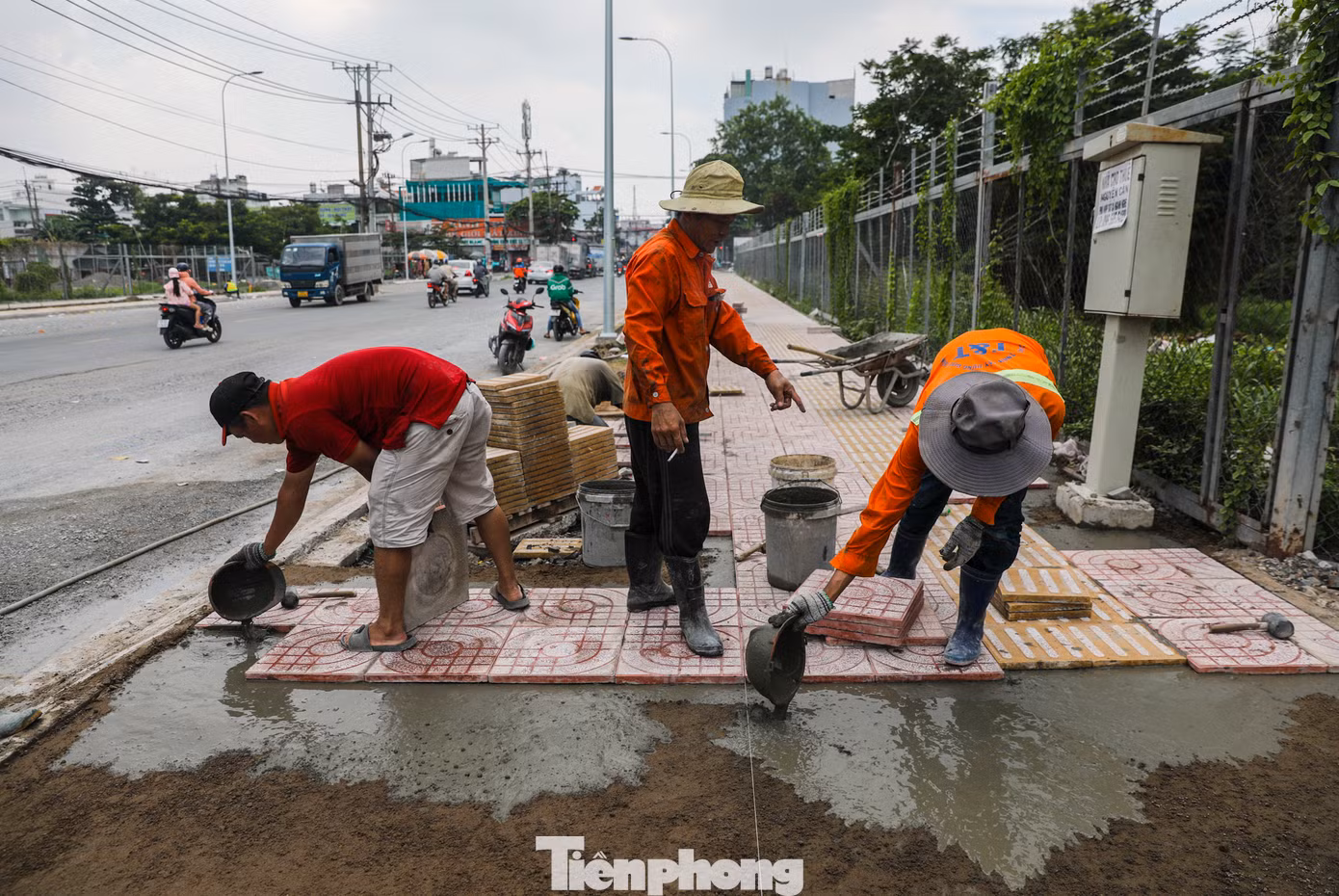 Đường Tân Kỳ - Tân Quý đoạn qua khu vực nghĩa trang Bình Hưng Hoà, nhà thầu tập kết vật liệu trên công trường để gấp rút san nền và trải nhựa.