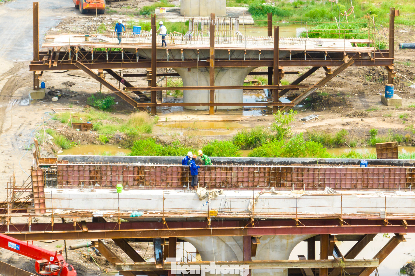 Cầu vượt TL9 đoạn qua Hóc Môn có tổng cộng 14 trụ, 2 mố. Nhiều trụ đã cơ bản hoàn thành phần thân, bệ.