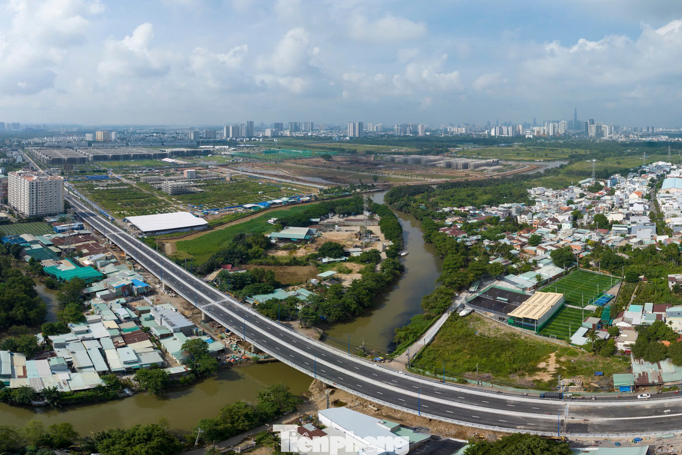 Cầu Nam Lý nhìn từ trên cao. Ảnh: Duy Anh