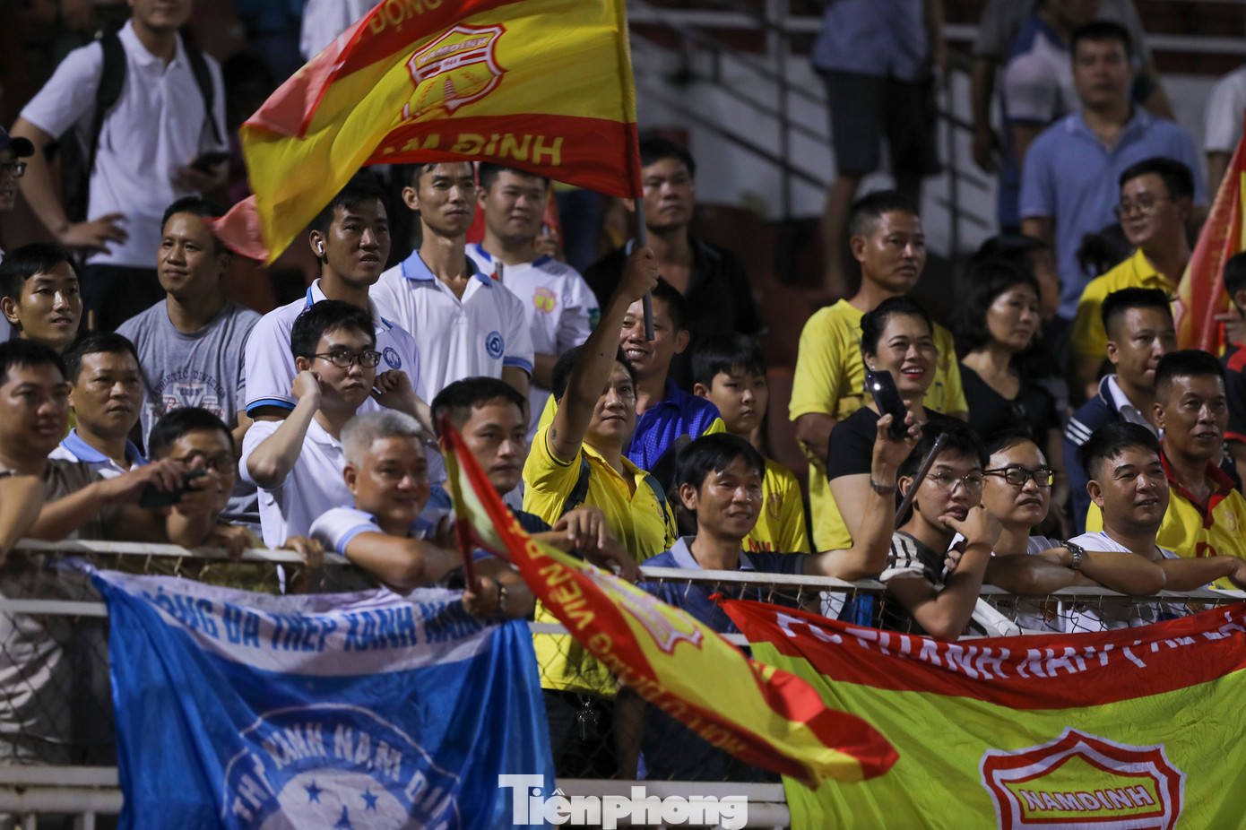 Đông đảo cổ động viên Nam Định có mặt trên sân Thống Nhất để tiếp lửa cho đội bóng con cưng.