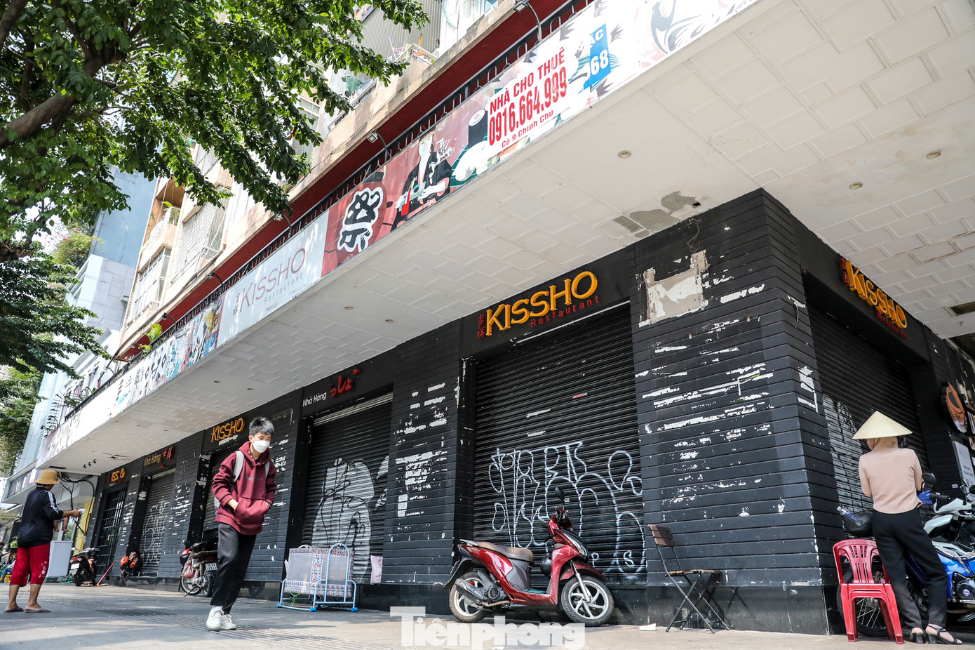 Lý giải xu hướng suy giảm nhu cầu thuê mặt bằng nhà phố khu vực trung tâm thành phố, các chuyên gia kinh tế cho rằng, tình hình kinh doanh hiện đang khó khăn hơn trước đây, người dân có xu hướng &quot;thắt lưng buộc bụng&quot;, kiểm soát chi tiêu gắt gao hơn.