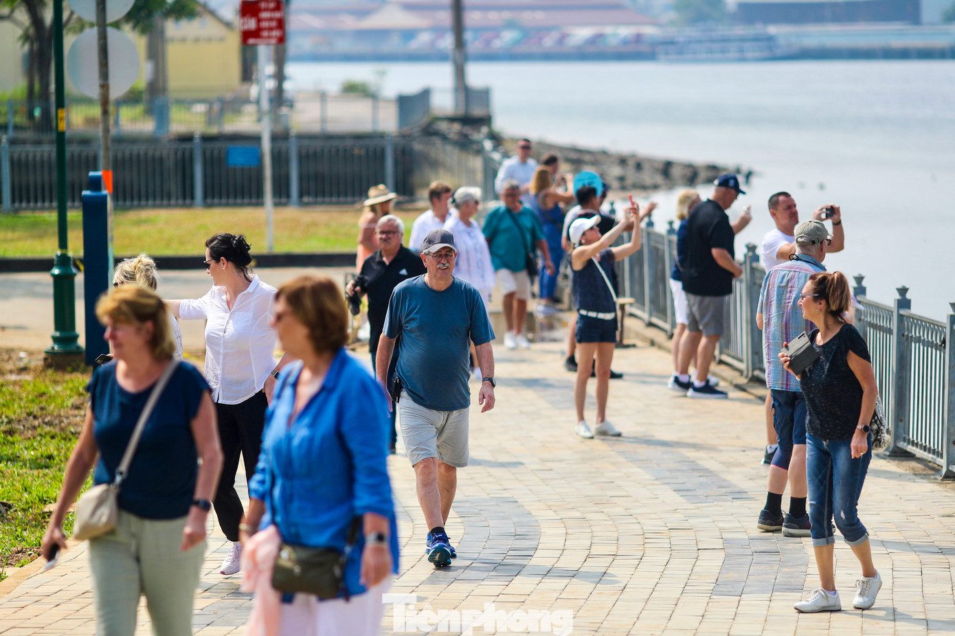 Đông đảo du khách nước ngoài đến thăm quan và chiêm ngưỡng vẻ đẹp của trung tâm quận 1 ở một góc nhìn mới.