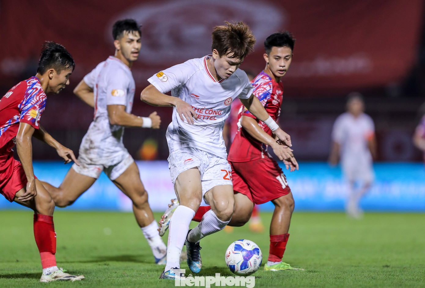 Lối đá áp sát nhanh của chủ nhà TPHCM đã gây rất nhiều khó khăn cho Hoàng Đức cùng các đồng đội. Xuyên suốt cả hiệp 1, tiền vệ số 28 không có được bất kỳ một tình huống dứt điểm nguy hiểm nào về phía khung thành thủ môn Patrik Lê Giang. Lối đá áp sát nhanh của chủ nhà TPHCM đã gây rất nhiều khó khăn cho Hoàng Đức cùng các đồng đội. Xuyên suốt cả hiệp 1, tiền vệ số 28 không có được bất kỳ một tình huống dứt điểm nguy hiểm nào về phía khung thành thủ môn Patrik Lê Giang.