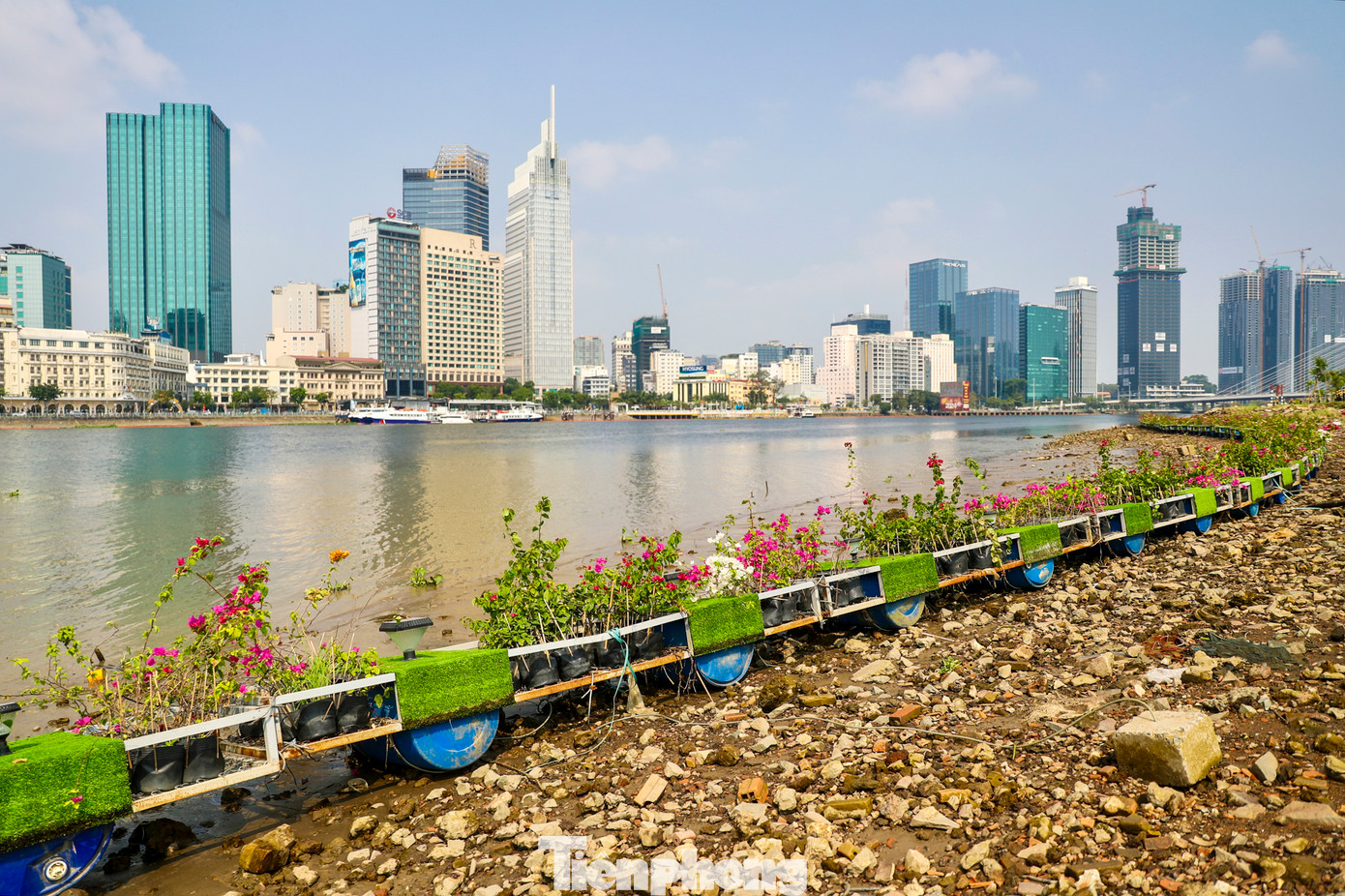 Dọc bờ sông công viên là hệ thống bè trồng cây thủy sinh, bên dưới là các thùng phao đỡ, khi nước sông lên cao, giàn cây thủy sinh sẽ tạo nên cảnh quan đặc sắc thu hút du khách đến đây.