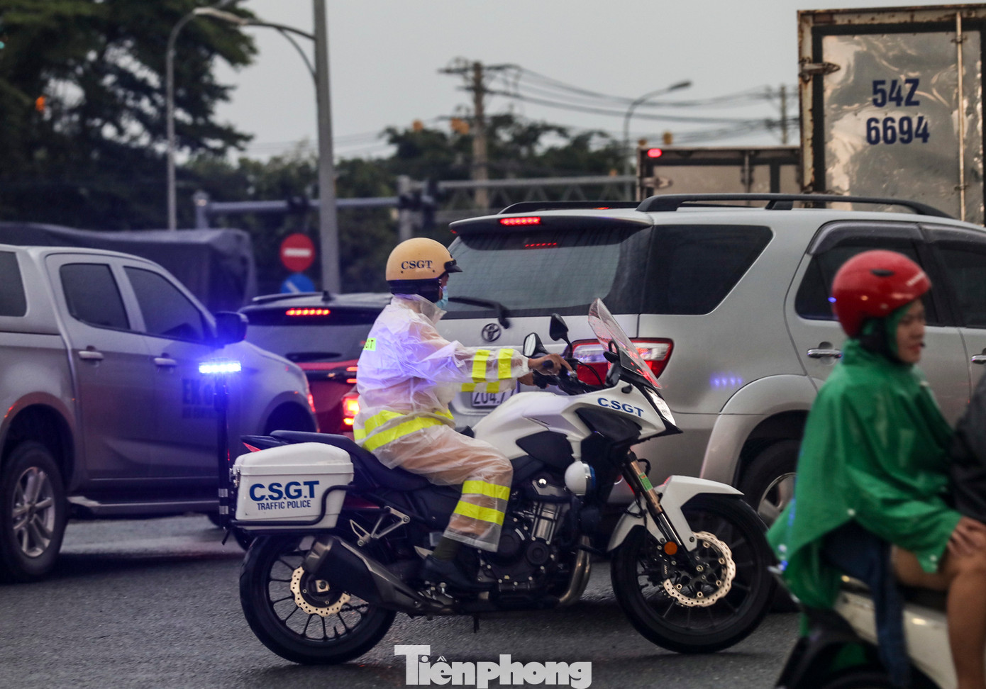 Lực lượng cảnh sát giao thông Cát Lái túc trực thường xuyên phân luồng tại vòng xoay Phú Hữu vì lượng xe cộ đổ về đây đông.