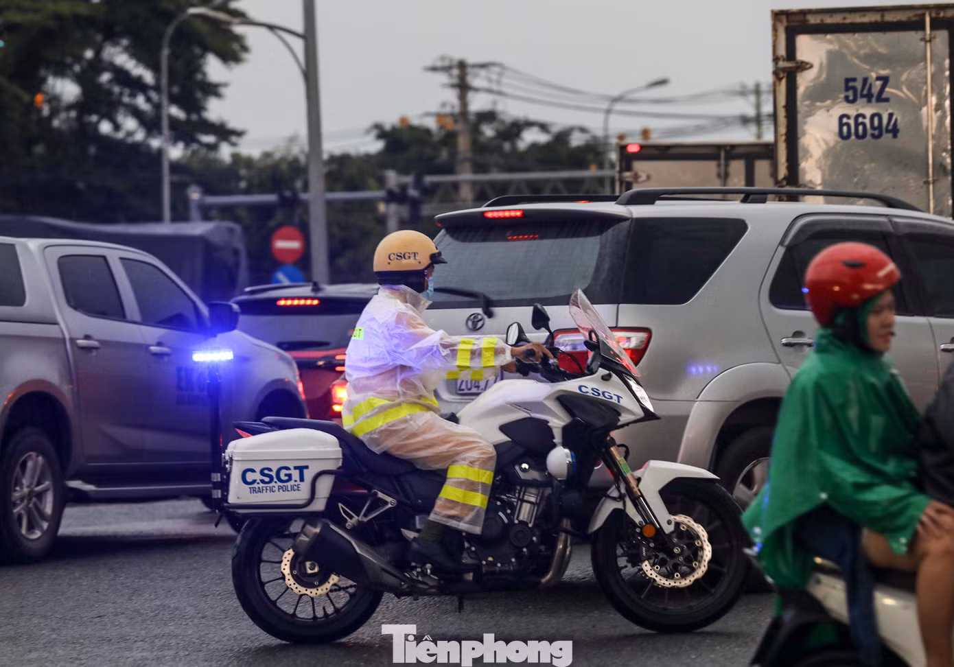 Lực lượng cảnh sát giao thông Cát Lái túc trực thường xuyên phân luồng tại vòng xoay Phú Hữu vì lượng xe cộ đổ về đây đông.