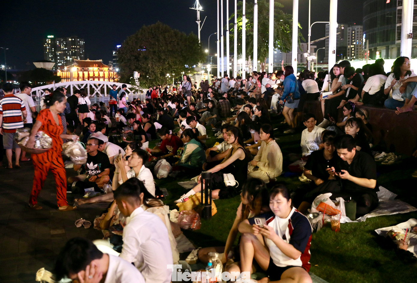 Khu vực công viên bến Bạch Đằng chật kín không còn một chỗ ngồi dù còn hơn 5 tiếng nữa mới đến khoảnh khắc chào năm mới.