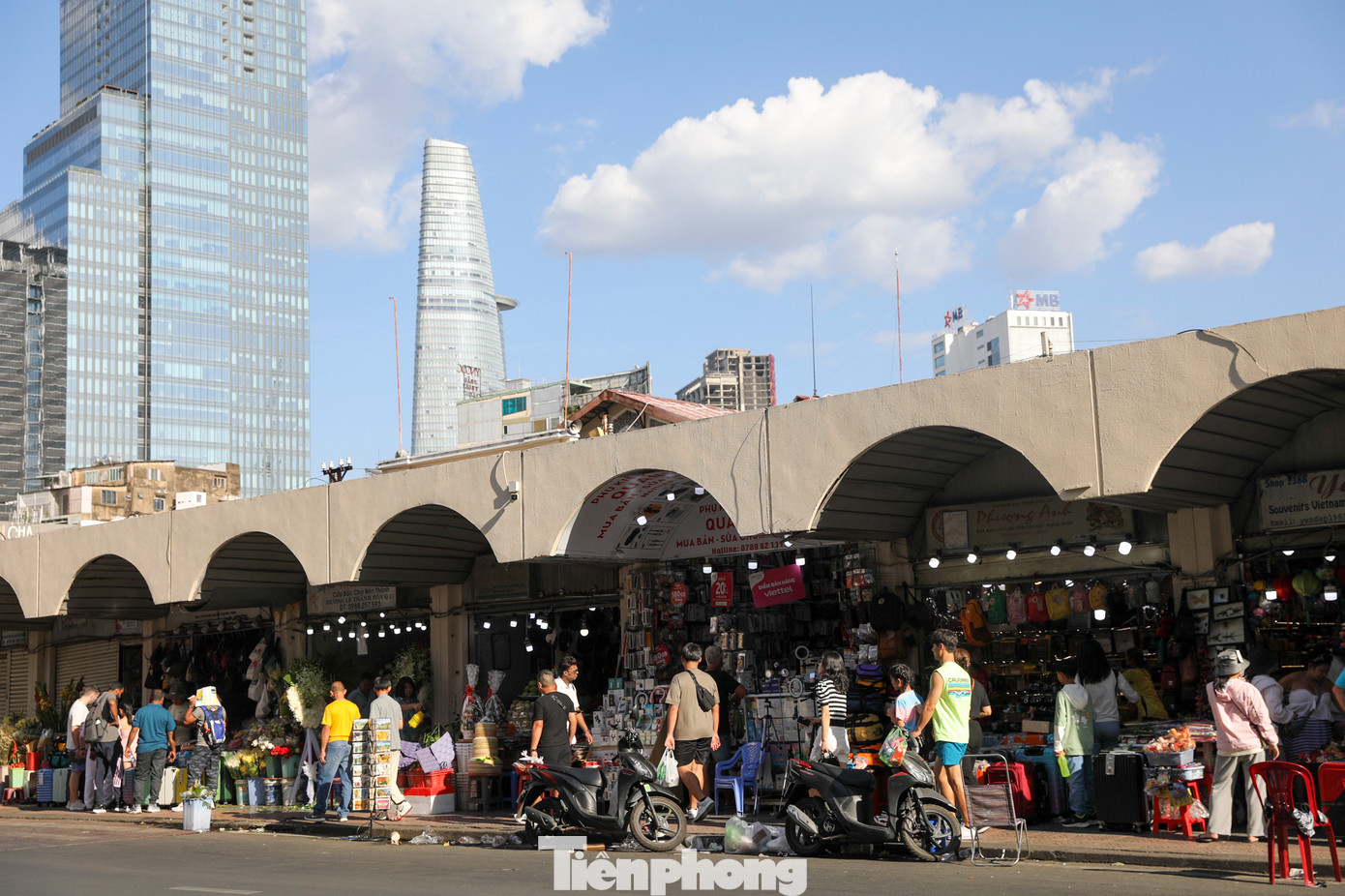 Sau khi TPHCM &quot;mở cửa bầu trời&quot;, du khách nước ngoài đến thăm thành phố nói chung và chợ Bến Thành nói riêng đã nhộn nhịp trở lại. Ngành du lịch TPHCM đã thực sự hồi phục sau đại dịch COVID-19.