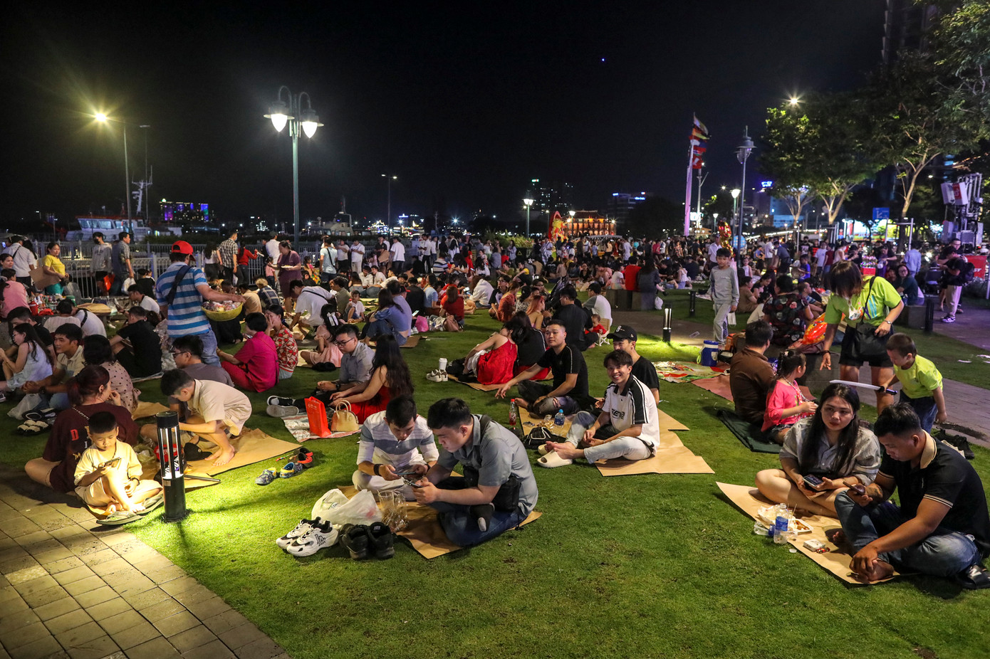 Từ 19h đã có nhiều gia đình trải thảm, bạt tại công viên Bến Bạch Đằng để chờ đón giao thừa. Từ 19h đã có nhiều gia đình trải thảm, bạt tại công viên Bến Bạch Đằng để chờ đón giao thừa.