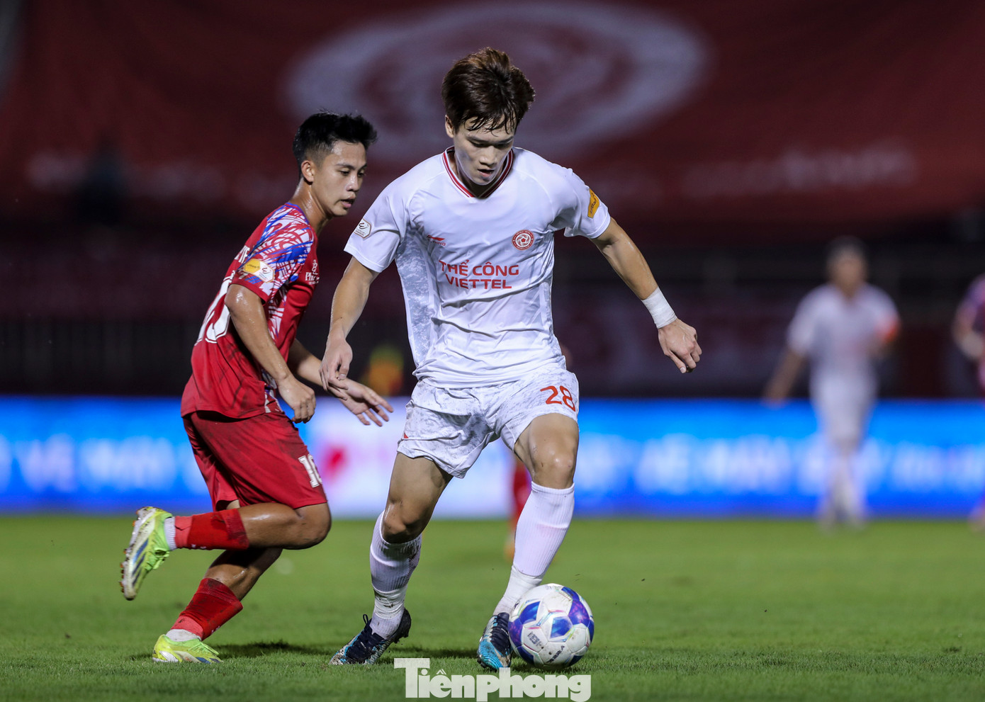 Nguyễn Hoàng Đức được HLV Đức Thắng xếp đá cao nhất trên hàng công của Thể Công Viettel với hy vọng tiền vệ số 28 sẽ tạo nên bất ngờ trước chủ nhà TPHCM. Nguyễn Hoàng Đức được HLV Đức Thắng xếp đá cao nhất trên hàng công của Thể Công Viettel với hy vọng tiền vệ số 28 sẽ tạo nên bất ngờ trước chủ nhà TPHCM.