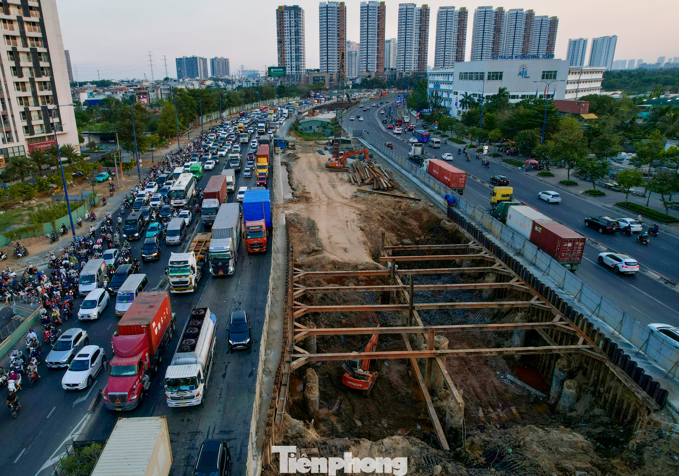 Hầm chui nút giao Mai Chí Thọ - Đồng Văn Cống hiện đạt 65% khối lượng, đã hoàn thành một số đốt hầm hở và đang tiếp tục thi công các đốt hầm hở còn lại.