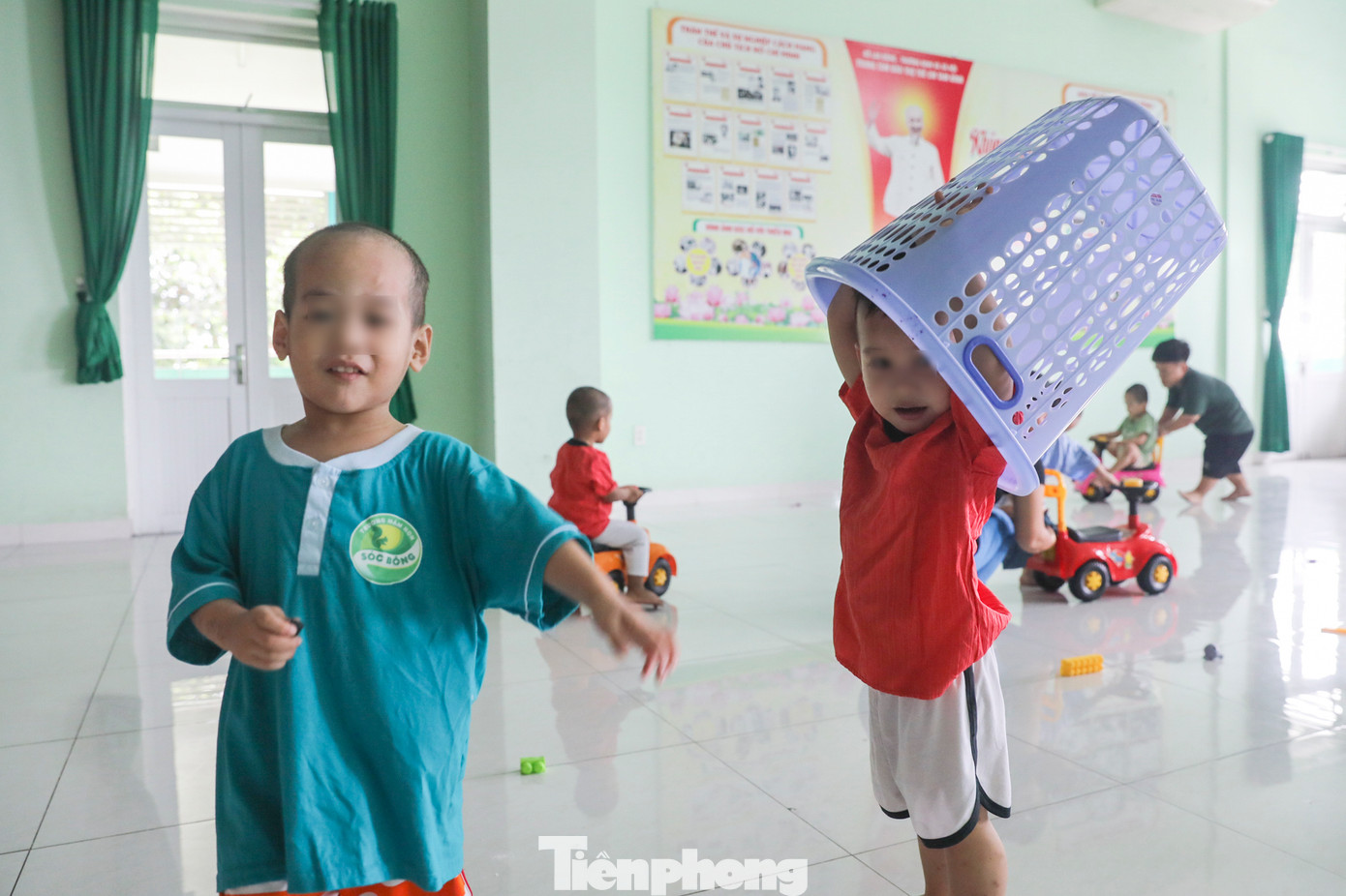 Lúc đầu, bà Hồng và ban giám đốc trung tâm nghĩ chỉ có khoảng 20 trẻ sơ sinh sẽ tới đây nên huy động nhân lực dọn dẹp phòng ốc, khử khuẩn, chuẩn bị giường, nệm để đón các bé về. Căn phòng đón trẻ rộng hơn 15m2, vốn dĩ là phòng sinh hoạt chung với đầy đủ trang thiết bị, được trung tâm dự phòng để cách ly trẻ mắc bệnh sởi.