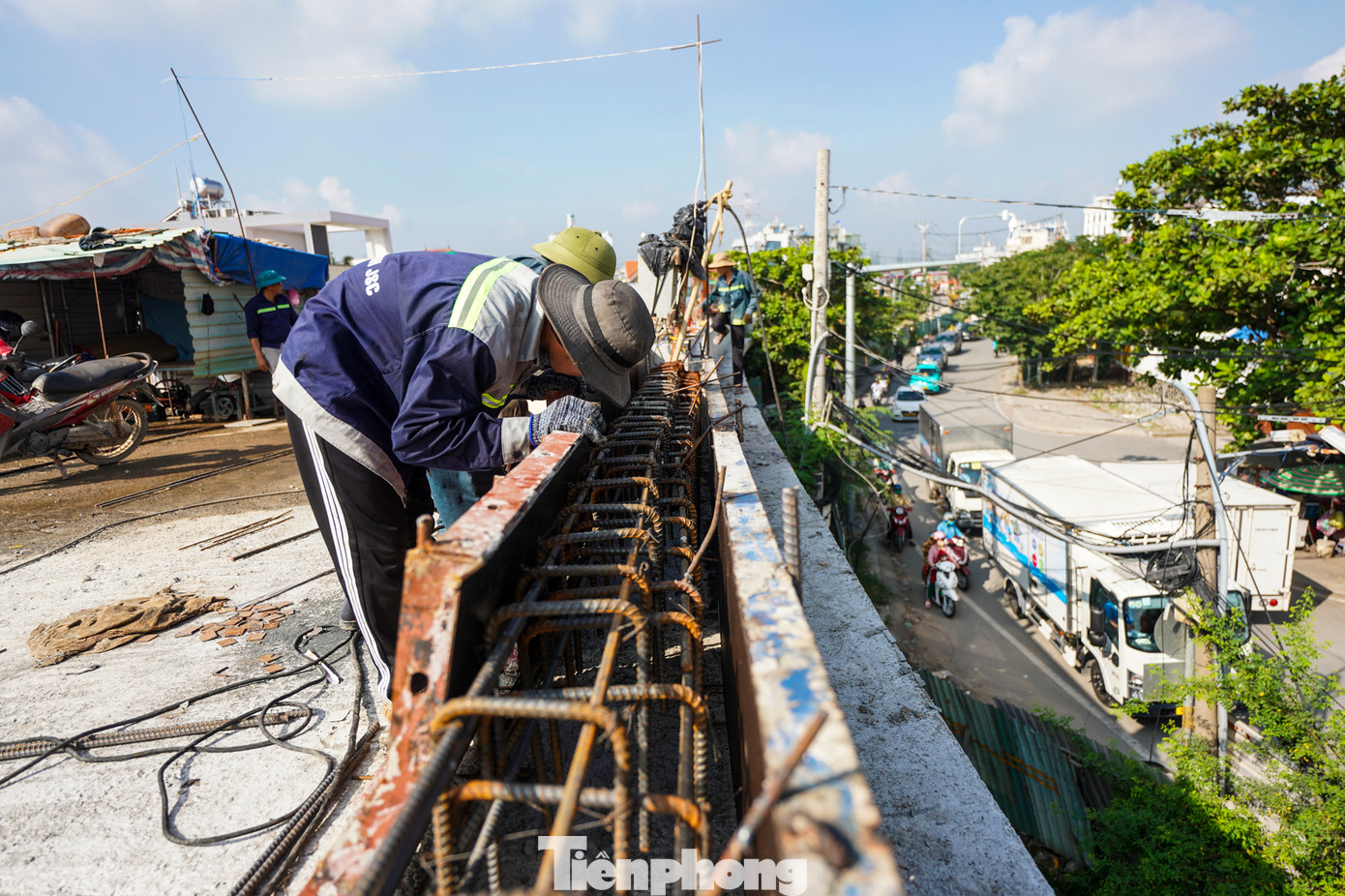 Trên công trường, hàng chục công nhân cùng thiết bị máy móc đang khẩn trương hoàn thiện những hạng mục còn lại của cầu.