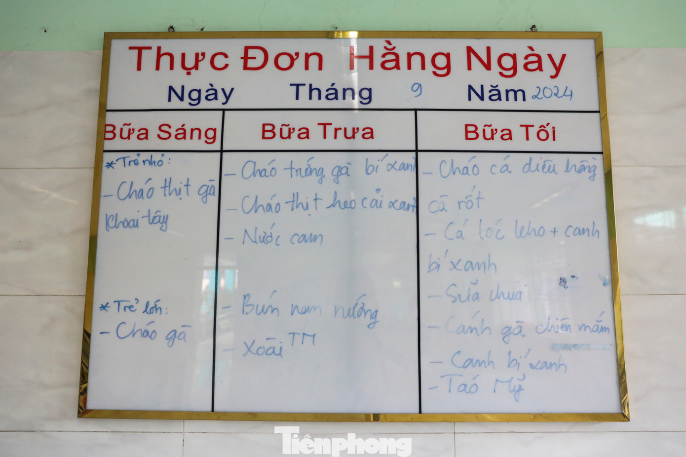 Thực đơn ăn uống hàng ngày được chuẩn bị riêng cho các trẻ nhỏ và lớn
