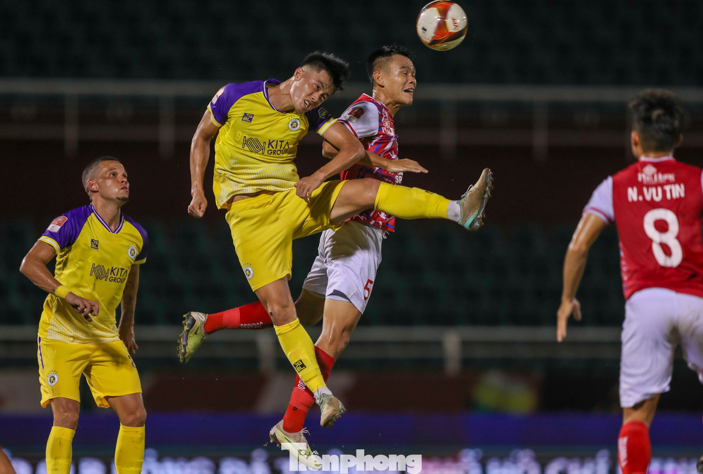 CLB TPHCM đang xếp thứ 6 với 19 điểm và đầy quyết tâm trong ngày trở về sân nhà khi phải đối đầu với Hà Nội, đối thủ từng đánh bại họ 3-1 trên sân Hàng Đẫy ở lượt đi. CLB TPHCM đang xếp thứ 6 với 19 điểm và đầy quyết tâm trong ngày trở về sân nhà khi phải đối đầu với Hà Nội, đối thủ từng đánh bại họ 3-1 trên sân Hàng Đẫy ở lượt đi.