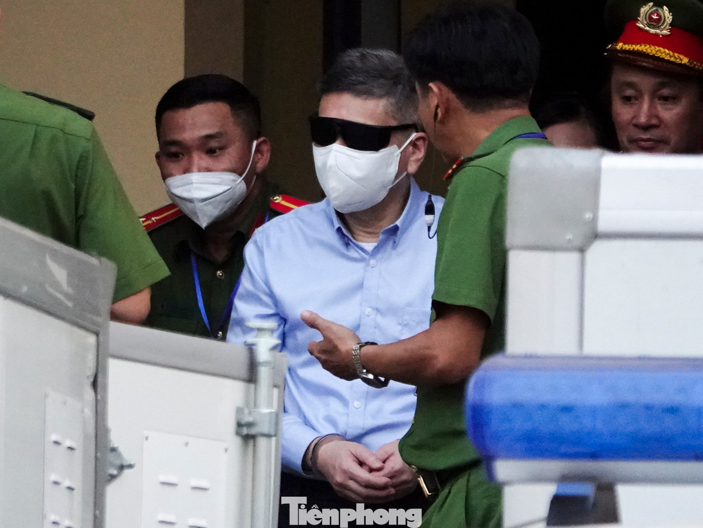 Bị cáo Chu Lập Cơ - chồng bà Trương Mỹ Lan là người thứ hai bước ra khỏi toà. Bị cáo Chu Lập Cơ - chồng bà Trương Mỹ Lan là người thứ hai bước ra khỏi toà.