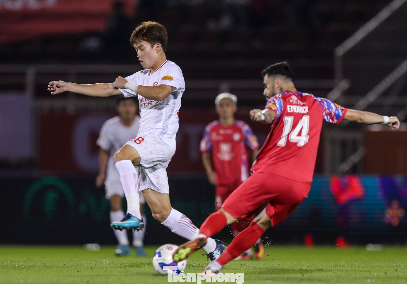 Tuy nhiên, hàng thủ của CLB TPHCM đã làm tốt nhiệm vụ phong toả Hoàng Đức mỗi khi tiền vệ này có bóng. Tuy nhiên, hàng thủ của CLB TPHCM đã làm tốt nhiệm vụ phong toả Hoàng Đức mỗi khi tiền vệ này có bóng.