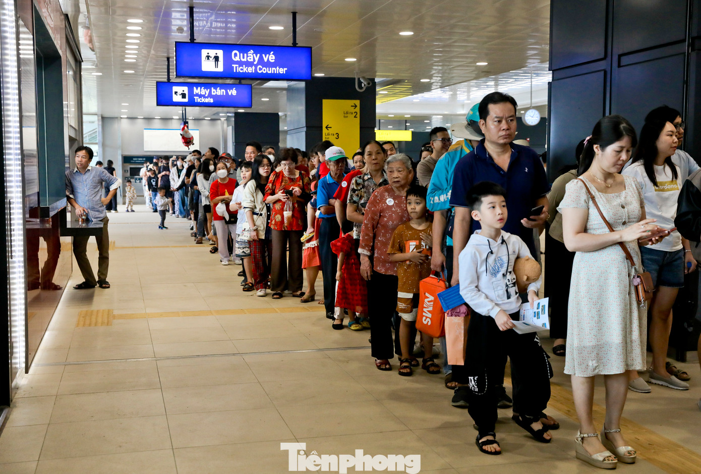 Hành khách xếp hàng dài tại ga Tân Cảng để chờ trải nghiệm tàu metro. Ảnh: Duy Anh/TPO.