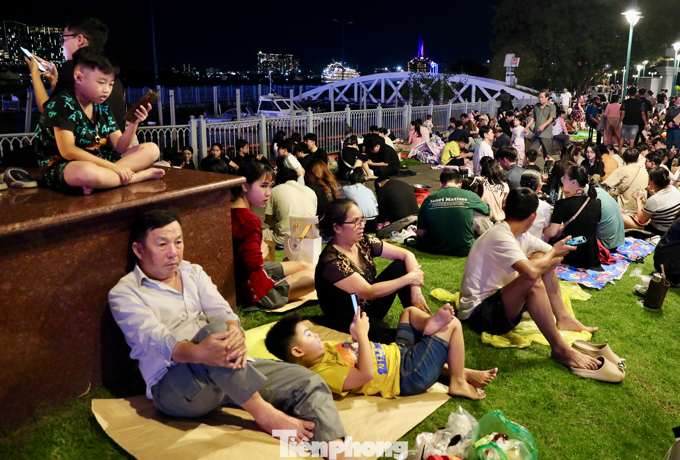 Càng tối, người dân đổ về tuyến phố này càng đông đúc để chờ xem màn pháo hoa chào năm mới 2025.