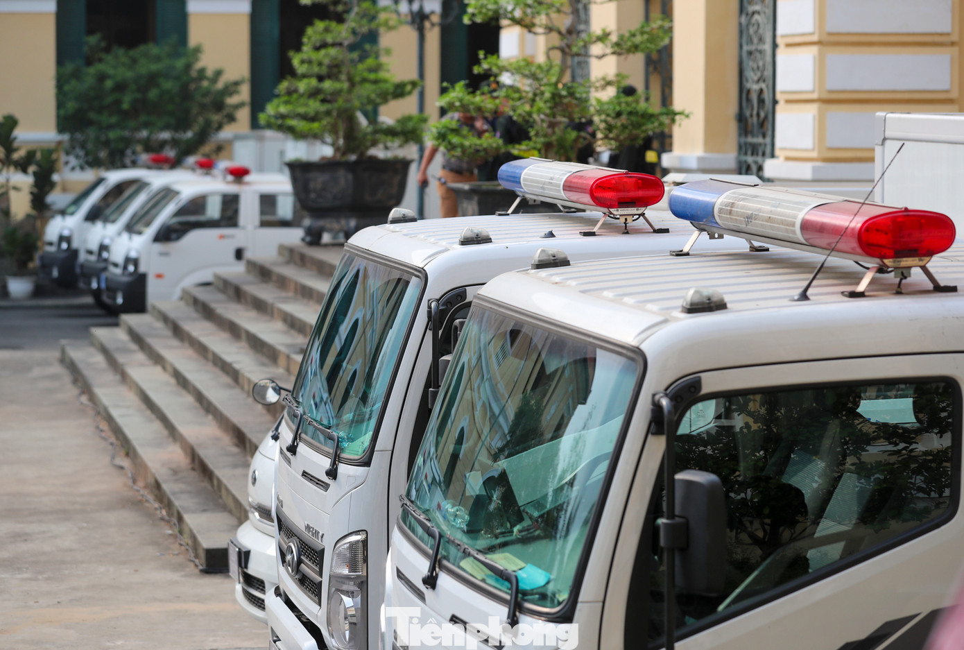 An ninh vẫn được siết chặt trong suốt quá trình phiên toà diễn ra. Bên ngoài tòa, lực lượng CSCĐ được bố trí để đảm bảo an ninh trật tự và không đông người dân đến theo dõi.