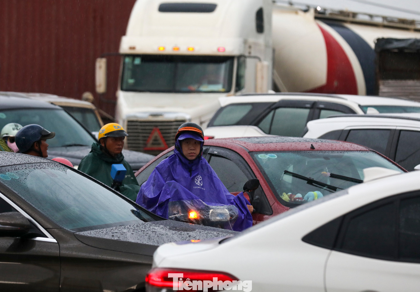 Đến 16h, dòng xe container, xe tải, ô tô con từ nhiều ngả đường vẫn đang dồn về hướng cảng và phà Cát Lái gây ùn ứ.