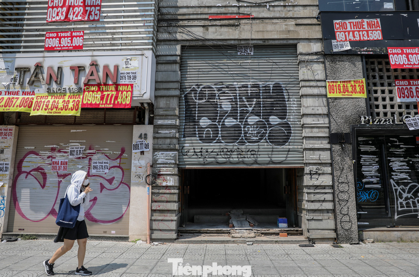 Cả con đường vắng vẻ, im ắng do không có nhiều cửa hàng kinh doanh.