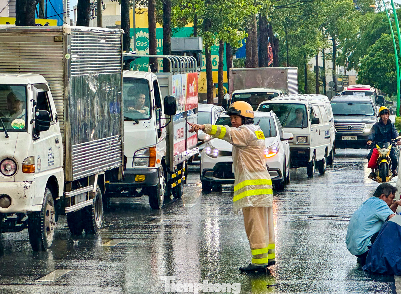 Lực lượng cảnh sát giao thông cũng có mặt để điều tiết, giúp hàng xe ô tô đang ken cứng có thể di chuyển qua đoạn đường này. Lực lượng cảnh sát giao thông cũng có mặt để điều tiết, giúp hàng xe ô tô đang ken cứng có thể di chuyển qua đoạn đường này.